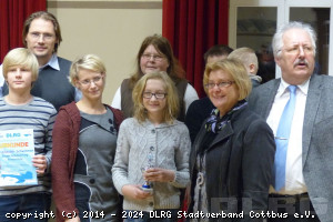 Die Regine-Hildebrandt-Grundschule mit einigen ihrer Starterinnen und Startern. Darunter auch Frau Kerstin Kircheis (2. v.r.) und Herr Schuldirektor Lothar Nagel (r.).